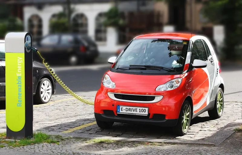 Batterie, borne de recharge, incendie : les angles morts de l'assurance des voitures électriques